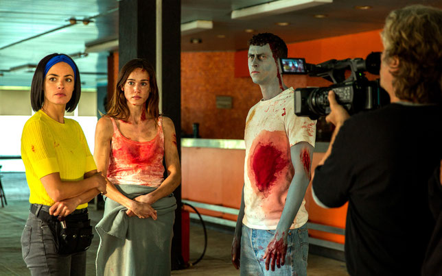 Trois des acteurs du film de zombies (de gauche à droite Bérénice Bejo, Matilda Lutz, Finnegan Oldfield) se demandent, comme les spectateurs, où le réalisateur veut en venir (©Lisa Ritaine/PanEuropéenne Distribution).