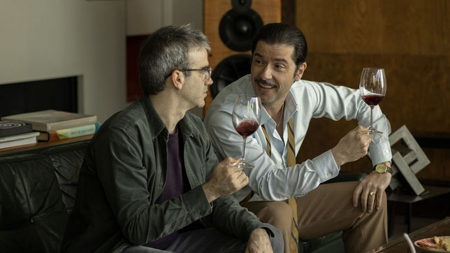 José (Daniel Hendler, à gauche) rend visite à son voisin Jean-Claude (Melvil Poupaud) pour lui emprunter une pelle, et trinque avec lui –avant de le tuer (©Carole Bethuel/KMBO).