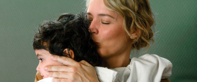 Rachel (Virginie Efira) aime la fille de son compagnon, la petite Leila (Callie Ferreira-Gonçalves), comme si c'était sa propre fille, ou presque (©George Lechaptois/Les films Velvet/Ad Vitam Distribution).