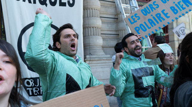 Albert (Pio Marmaï, à gauche) et Bruno (Jonathan Cohen), deux ratés sympathiques, se prennent au jeu du militantisme écologiste (©Carole Bethuel/ ADNP/ Gaumont/ TF1 Films/ Quad+Ten).