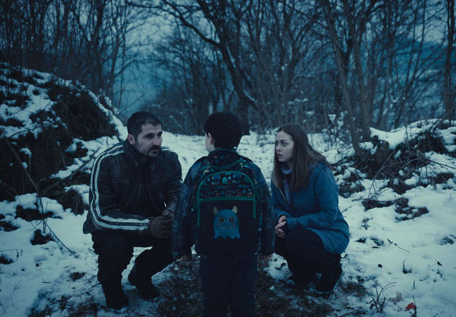 Le petit Rudi ne peut expliquer à son père Matthias (Marin Grigore) et à sa mère Ana (Macrina Barladeanu) ce qui l'a effrayé dans la forêt (©Mobra Films/Le Pacte).