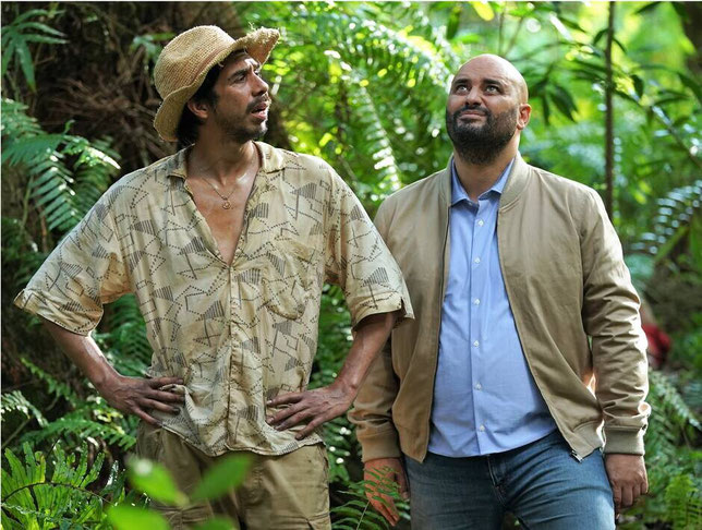 Fonctionnaire récalcitrant, Vincent (Jérôme Commandeur, à droite), se retrouve, peu à l'aise, en pleine forêt équatoriale, avec un guide local (Esteban) (©SND).