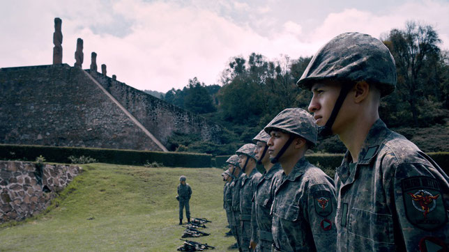 Pour Luis (Santiago Sandoval Carbajal, au premier rang) et les nouvelles recrues, l'entraînement au collège militaire est intensif (©Paname Distribution).