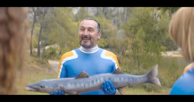 Benzène (Gilles Lellouche) est fier d'avoir pêché un gros poisson (©Gaumont).