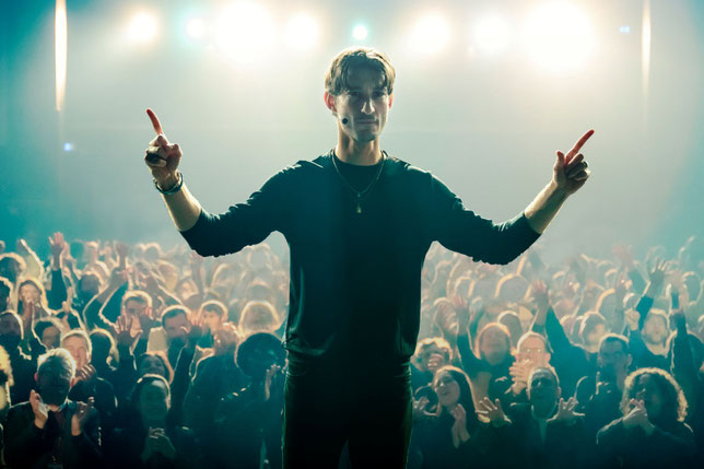 Mathieu Vasseur (Pierre Niney) est un coach vedette qui attire les foules (©Jérôme Prébois/Wy Productions/Ninety Films/StudioCanal/M6 Films).