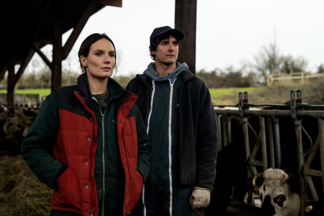 Audrey (Ana Girardot) travaille dans un hypermarché qui achète notamment les produits laitiers de son frère Ronan (Julien Frison), agriculteur indépendant (©Claude Pocobene).