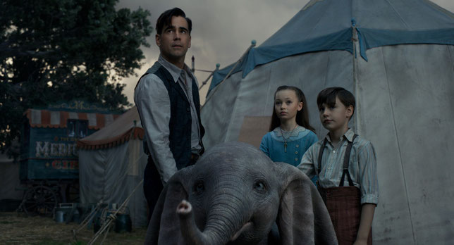 L'ancien écuyer Holt Farrier (Colin Farrell) s'occupe de Dumbo avec ses deux enfants Milly (Nico Parker) et Joe (Finley Hobbins) (©The Walt Disney Company).