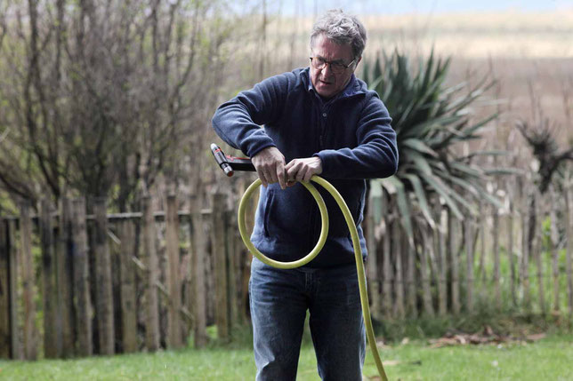 Comme dans le premier film, François Cluzet a des problèmes avec son tuyau d'arrosage (©Pathé).