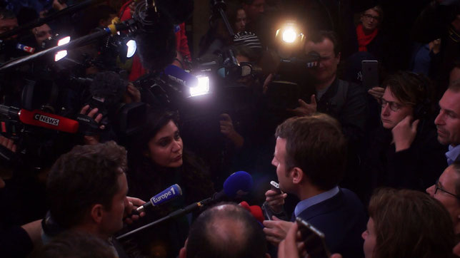 La journaliste Astrid Mezmorian interroge Emmanuel Macron lors de la campagne présidentielle (©Jour2Fête).