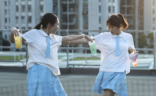 Peipei (Huang Yao, à gauche) et sa meilleure amie Jo (Carmen Soup), deux ados d'un lycée de Hong Kong, rêvent d'aller passer Noël au Japon (©3LFilms).