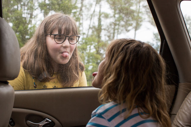 Dune (Rose Pou-Pellicer, à droite) retrouve sa meilleure amie Mathilde (Juliette Havelange) pour les vacances (©Magali Bragard/Trésor Films/StudioCanal).