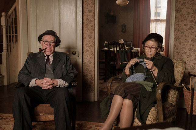 Kempton Bunton (Jim Broadbent) et sa femme Dorothy (Hellen Mirren), un couple de sexagénaires apparemment sans histoires (©Nick Wall/Pathé Distribution).