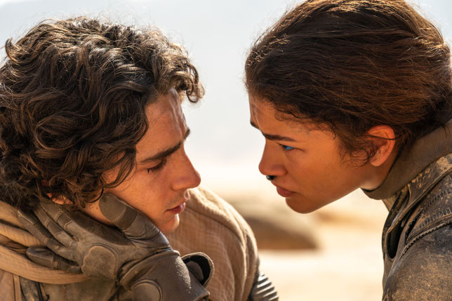 Paul (Timothée Chalamet) découvre l'amour avec Chani (Zendaya), une autochtone de la planète Dune (©Niko Tavernise/Warner).