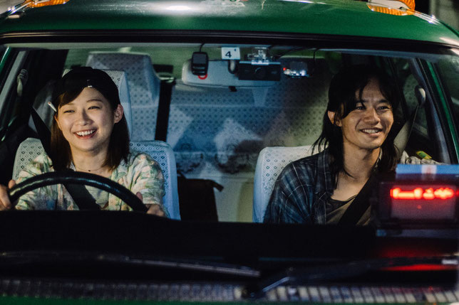 Yo, conductrice de taxi (Sairi Ito), et Teruo (Sosuke Ikematsu), danseur professionnel, se sont rencontrés un 26 juillet (©Art House/Just Remembering Film Partners).