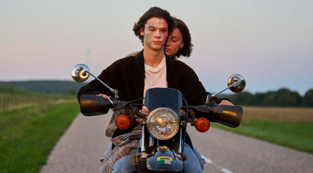 Anthony (Paul Kircher) est amoureux de Stéphanie (Angelina Woreth), mais ce n'est pas si simple… (©Marie-Camille Orlando/Chi-Fou-Mi Productions/Trésor Films/France-3 Cinéma/Cool Industrie).