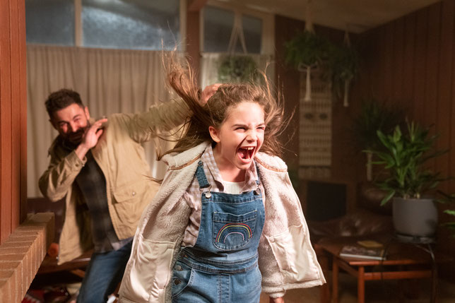 Faut pas l'énerver: la jeune Charlie (Ryan Kiera Armstrong) a des dons surnaturels, surtout quand elle se met en colère (©Universal Pictures).