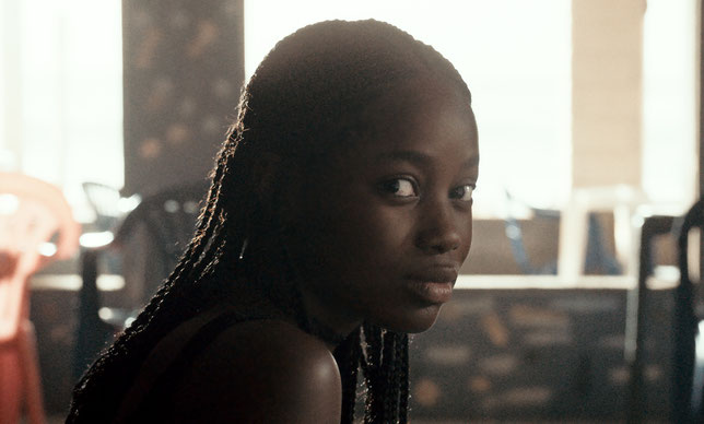La jeune actrice Mama Sané interprète le personnage principal du film, Ada (©Ad Vitam Distribution).