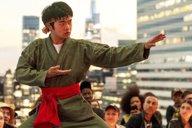 Le jeune Li (Ben Wang), petit prodige du kung-fu, débarque à New York (©Jonathan Wenk/Sony Pictures).