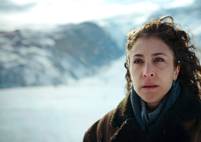 Choix cornélien pour Maryam (Vishka Asayesh), militante pour les droits des femmes: fuir l'Iran et rejoindre mari et enfants, ou rester et continuer sa lutte contre le régime des mollahs (©L'Atelier Distribution).