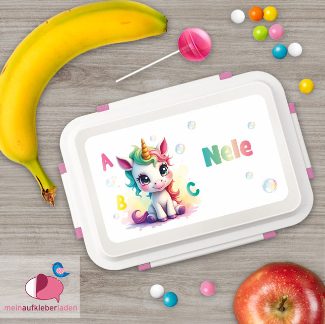 Beispielbild ein mit Namen personalisierter Brotdosenaufkleber verziert eine Brotdose, Motiv: ein niedliches Einhorn mit türkis, grün, rosa Mähne und großen Augen, weißer Hintergrund mit ABC Buchstaben und bunten Seifenblasen - Aquarell Design