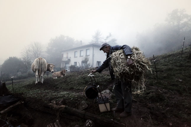 Photo de Loïc Mazalrey issue de sa série Sur les pas de Léo paysan