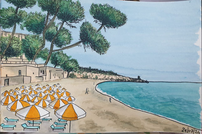 Cette aquarelle capture l'essence d'une plage méditerranéenne ensoleillée.Les parasols rayés orange et blanc sur le sable doré contrastent avec les chaises longues bleues. Les pins offrent de l'ombre tandis que la mer bleue invite à la détente
