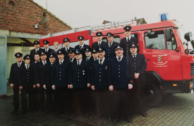 Die aktiven Feuerwehrmänner in 2001 - v.l.n.r untere Reihe: Esser, Thome, Bommes, Esser, Schmitz, Schmitz, Türks, Schipper, Schneiders, Schmitz, Syben, Herten, Frommen  - obere Reihe: Frommen, Deuss, Herten, Rukes, Glanert, Strijbos, Deuss, Syben