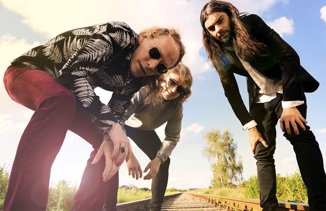Die Rockband Wedge hat ihren "60ties influenced" Garage-Rock mit psychedelischer Note bereits mehr als 400 Mal in ganz Europa auf die Bühne gebracht. Am 1. August sind die drei Berliner in Oberstdorf beim Open Air "Gruben Grooves" zu erleben. Foto: Promo