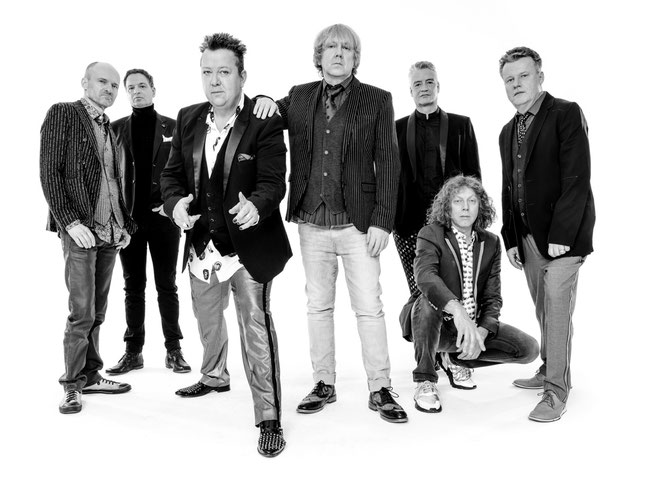 Letzter Vorhang für Die Prinzen. Die Leipziger A Cappella-Band geht 40 Jahre nach ihrer Gründung noch einmal groß auf Abschiedstournee. Das Tour-Motto: "Tschüssi, macht's gut!" Foto: Sven Sindt