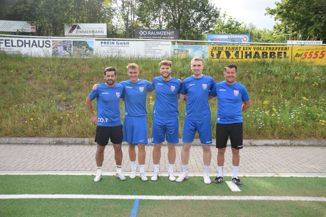Die Neuzugänge neben Co-Trainer Emil Mersovski (li.) und Trainer Merso Mersovski (re.)von links nach rechts: Moritz Hömberg, Maurice Dobbener und Niklas Stemmer