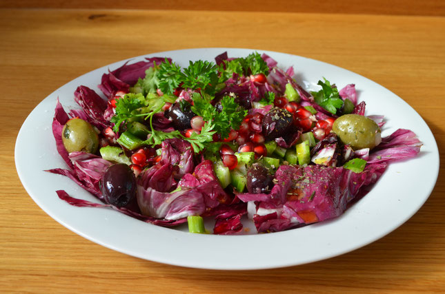 Salat mit Radicchio und Oliven