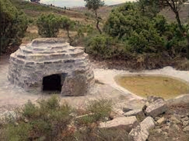 Los aljubs “aljibes en castellano” son depósitos que recogen las aguas procedentes de la lluvia aprovechando el desnivel del terreno. Estos depósitos, de origen árabe, permitían el acceso al agua a los pastores o agricultores que la necesitaban.