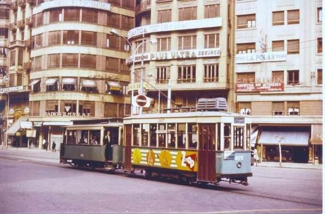 A lo largo de las décadas, la red de tranvías se extendió para abarcar más rutas y llegar a suburbios y localidades cercanas. 