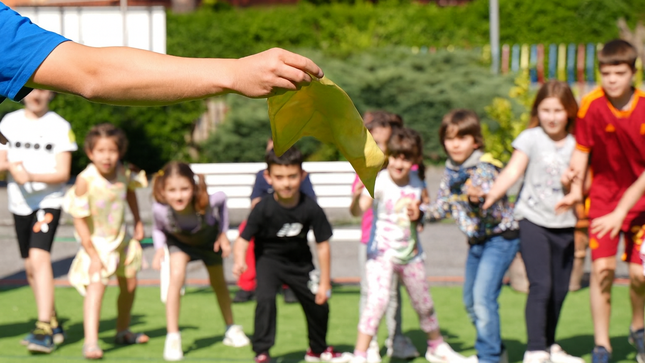 Animatore Follia Animazione che intrattiene i bambini con giochi di gruppo