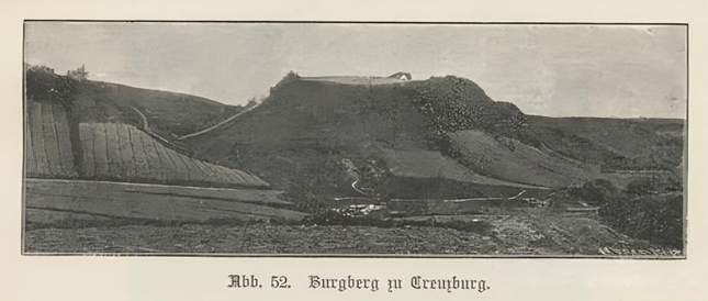 Da thronen die Burgreste von denen man annimmt, es sei ein Mauerrest des Vorhofes