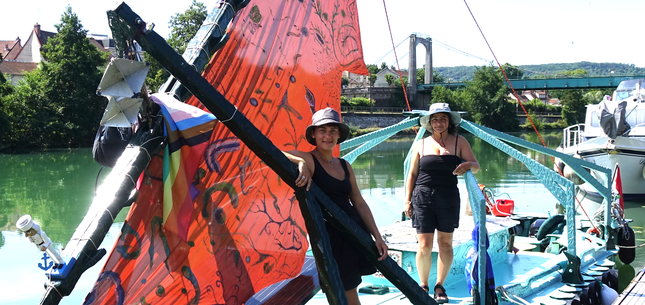 De gauche à droite : Les navigatrices Laetitia et Aurélia sur Le Belouga.