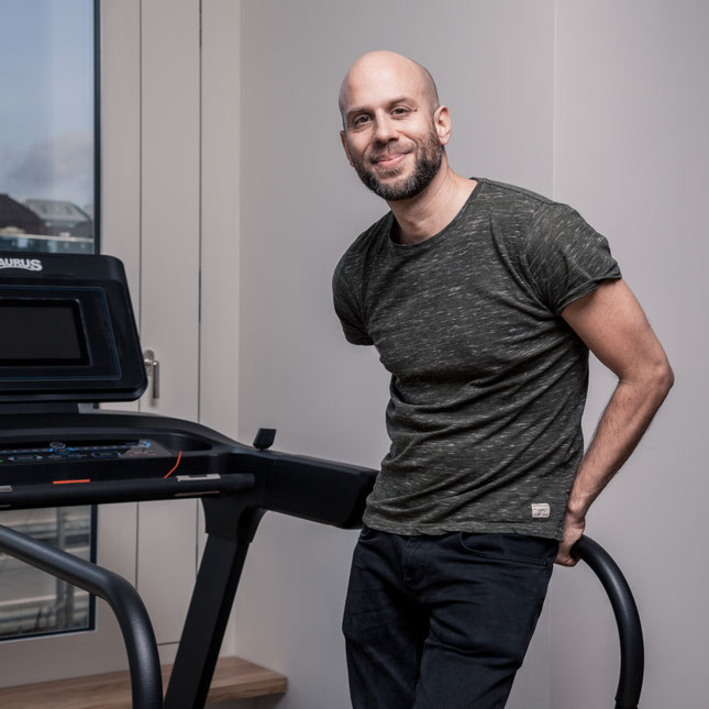 selbständiger Physiotherapeut Martin Christener bei der Physiotherapie Wellsana in Basel