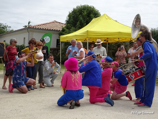 Le Festival Jazz360 2025 accueille Pierres & fils, fanfare fantasque & distinguée. Dimanche 15 juin 2025, Quinsac, Festival Jazz360. © Philippe Desmond