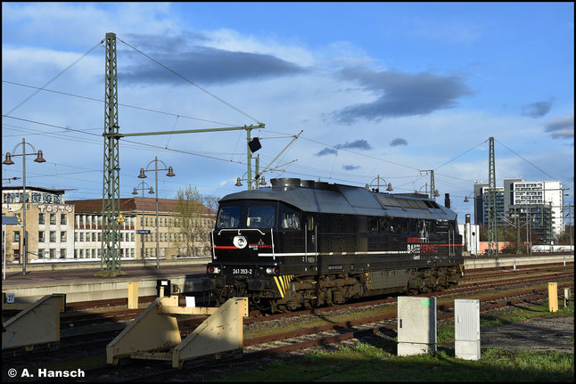 Am 01. Dezember 2021 rollt die Lok, die inzwischen die EBS-Firmenfarben trägt, durch den Hp Chemnitz-Küchwald