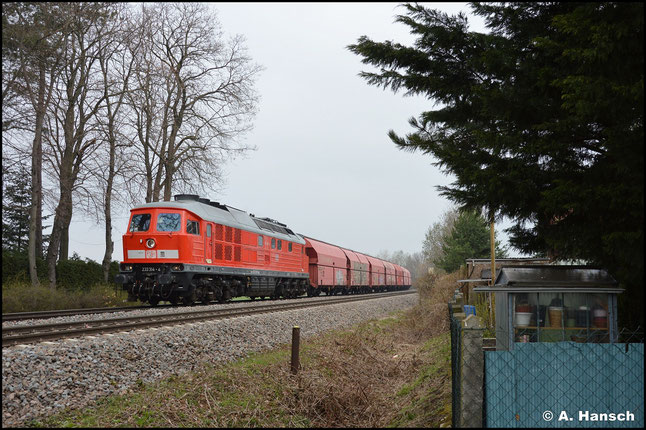 233 314-4 rauscht am 20. April 2021 mit dem GB 60438 (Großkorbetha - Küchwald) durch Wittgensdorf-Mitte