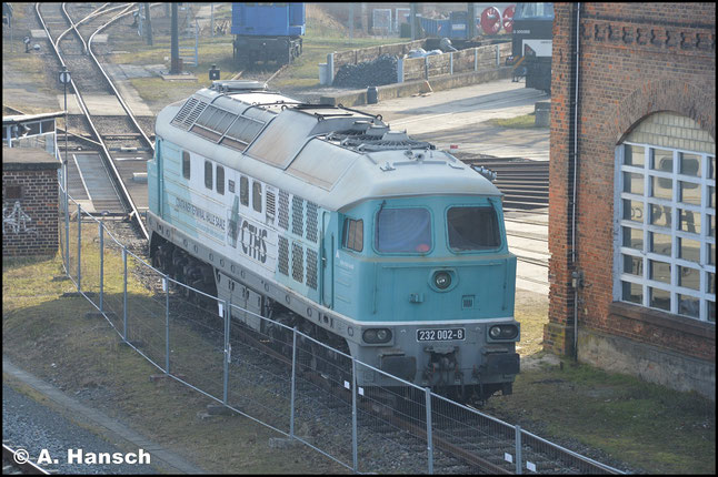 232 002-8 (ex DR 142 002-5, ex W232.02) steht am 21. Februar 2018 am Bw Gera. Einen Tag zuvor wurde sie von CTHS selbst abgestellt. Fristablauf hat die Maschine am 16. März 2018