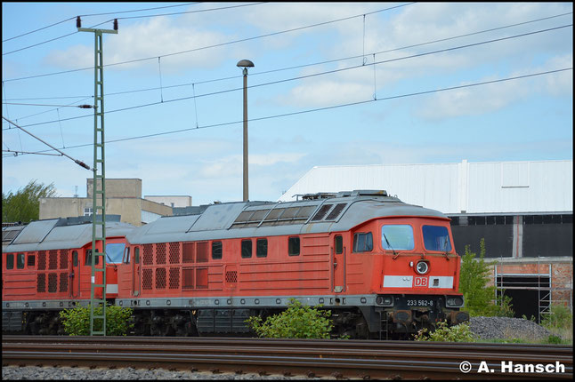 233 562-8 ist eine von 9 "Ludmillas", die am 29. April 2018 aus Mukran ins DB Stillstandsmanagement überführt wurden. Am 1. Mai 2018 konnte ich sie vorm AW Chemnitz fotografieren