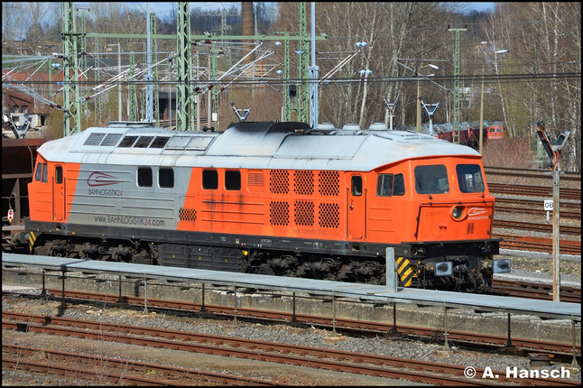 Am 22. März 2020 ruht die Lok bei bestem Licht am Außenbahnhof Chemnitz. Inzwischen sind auch Firmenlogos an der Maschine angebracht