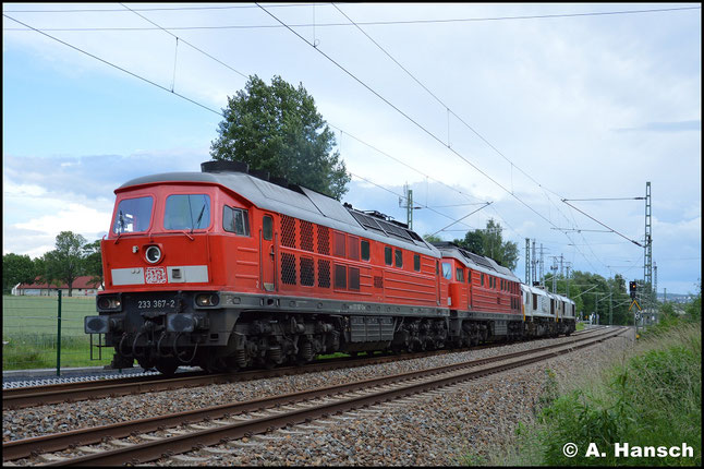 233 367-2 zieht am 15. Juni 2016 einen Lokzug bestehend aus 233 521-4, 077 001-1 und 266 447-2 (alias 247 047-4) nach Cottbus. Am ehem. Abzw. Furth in Chemnitz lauerte ich der Fuhre auf