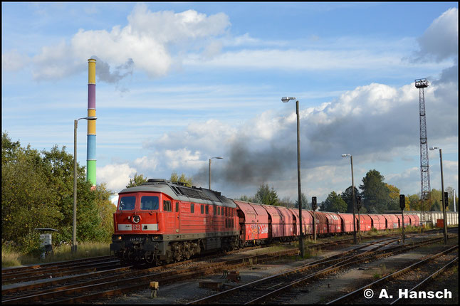 Am 12. Oktober 2017 ist 233 572-7 in der Region zu sehen. Mit dem Gipszug nach Großkorbetha verlässt sie den Rbf. Chemnitz-Küchwald