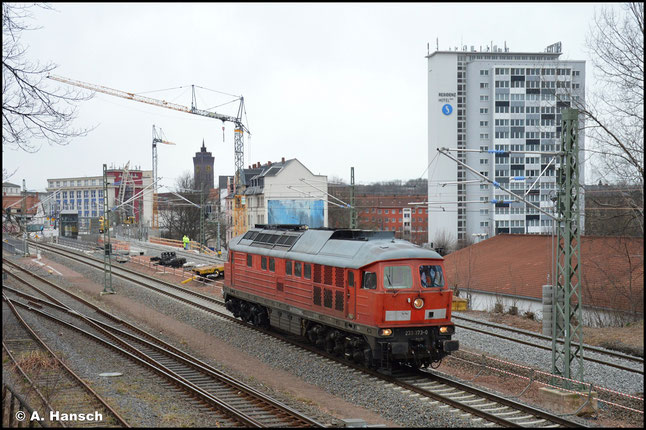 Inzwischen bei der Trainlog GmbH im Dienst rollt die Lok am 15. März 2022 durch den Hp Chemnitz-Süd