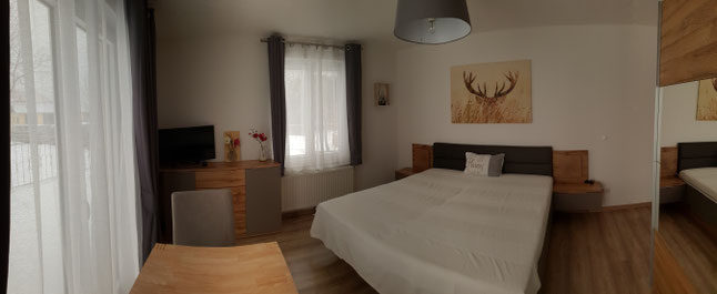 Schlafzimmer mit 2 regulären Schlafplätzen (1 Zustellbett möglich)