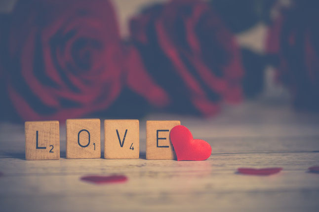 LOVE mit Scrabble-Steinen gelegt, dazu ein Herz. Bild von Ylanite Koppens auf Pixabay.