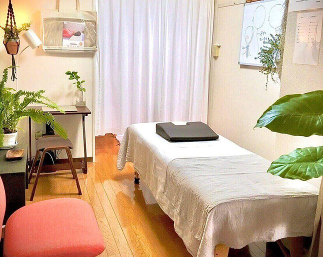 緑の整体院院内の施術部屋画像