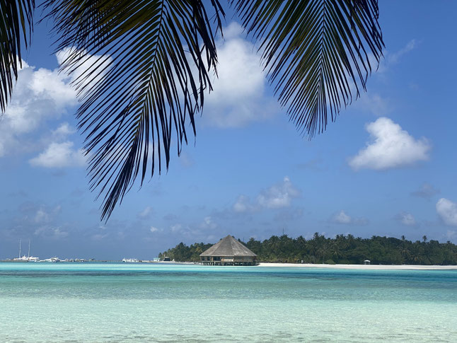 mare delle Maldive con vista su isola privata e resort